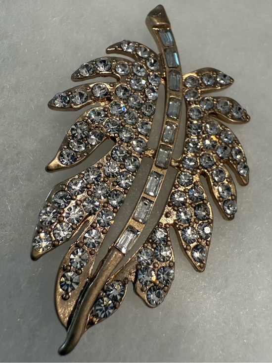 Jewelry - Vintage leaf gold tone brooch round and rectangular rhinestones